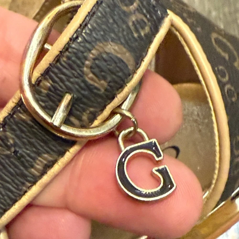 GBG Los Angeles Women’s Sandals Black‎ w/ Gold Logo Accents Size 9 - Picture 5 of 8